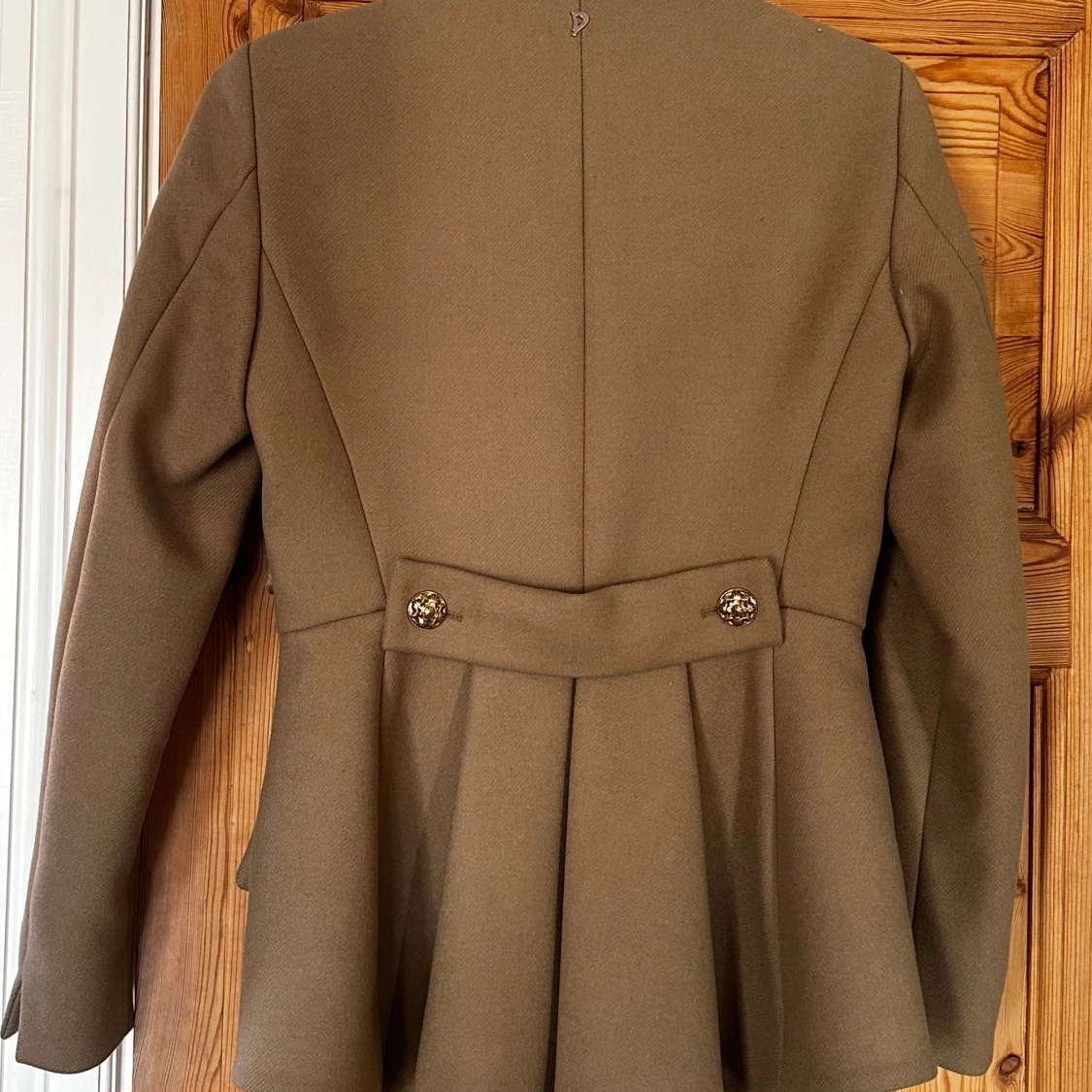 Brun kavaj med dekorativa knappar från Dondup - 2