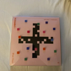 Minisode1: Blue Hour Album - Säljer albumet 'Minisode1: Blue Hour' med ett unikt pixelmönster på omslaget. Inkluderar fotokort, klistermärken och en fotobok. Perfekt för fans av K-pop och samlare av musikmemorabilia. Allt inkluderat 