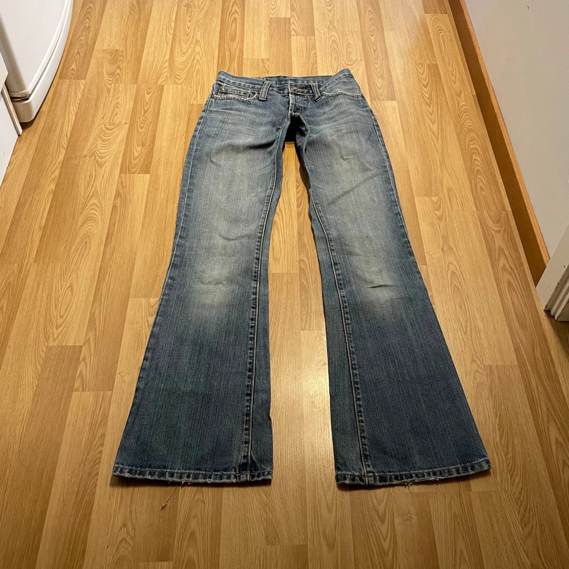 Ljusblåa bootcut jeans