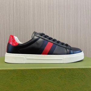 Gucci skor  - Väldigt snygga Gucci skor inne, helt nya och oanvända. Kommer med all tillbehör, inga skador elr nåt. Hög kvalité o storlekar finns från 35 till 46