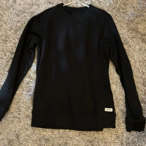 Svart, grå och ljusgråa tröjor - Säljer tre stilrena tröjor i svart, grått och ljusgrått. Perfekta för en avslappnad look med rund hals och långa ärmar. Tröjorna har en liten logotypdetalj vid nederkanten. Passar bra till både jeans och chinos. Jag säljer de separat men kan få alla tre för ett bra pris. Pris är diskuterbart.