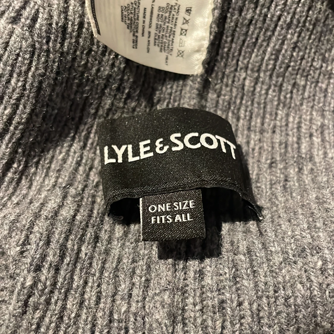 Grå stickad mössa från Lyle & Scott - 2