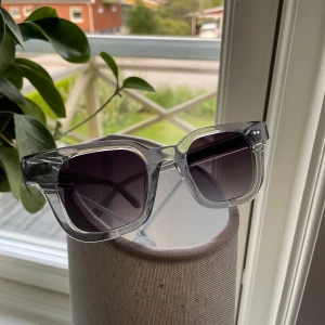 Chimi  - Snygga solglasögon från Chimi. Modellen heter 04 grey. Perfekta för en stilren look. Kommer med ett vitt fodral och påse för säker förvaring. De e helt nya. Finns en liten defekt på fodralet men glasögon e som nya. Nypris=1300kr, mitt pris=999.