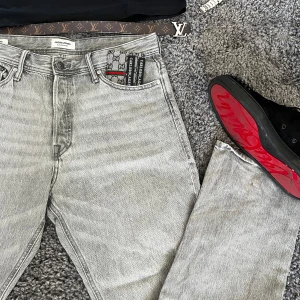 Grå jeansbyxor  - Säljer oanvända jeans som är riktigt fräscha, DM för frågor osv annars buda så är dom dina 