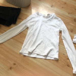 Vit ribbad tröja från OVS Kids - Säljer en vit ribbad tröja från OVS Kids i storlek 11-12 år. Tröjan har långa ärmar och en enkel design som passar perfekt för vardagsbruk. Den är mjuk och bekväm, idealisk för både höst och vår.