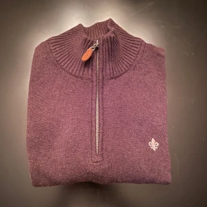 Morris halfzip mörkbrun - Säljer nu min mörkbrun Morris halfzip på grund av att den är för liten. Har bara använt den ett par gånger i början av vintern så det finns inga defekter. Tveka inte på att skriva i dm för bilder eller frågor🙂