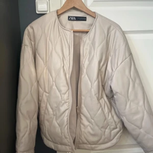 Beige quiltad jacka från Zara - Säljer en snygg beige quiltad jacka från Zara. Perfekt inför våren!🌸