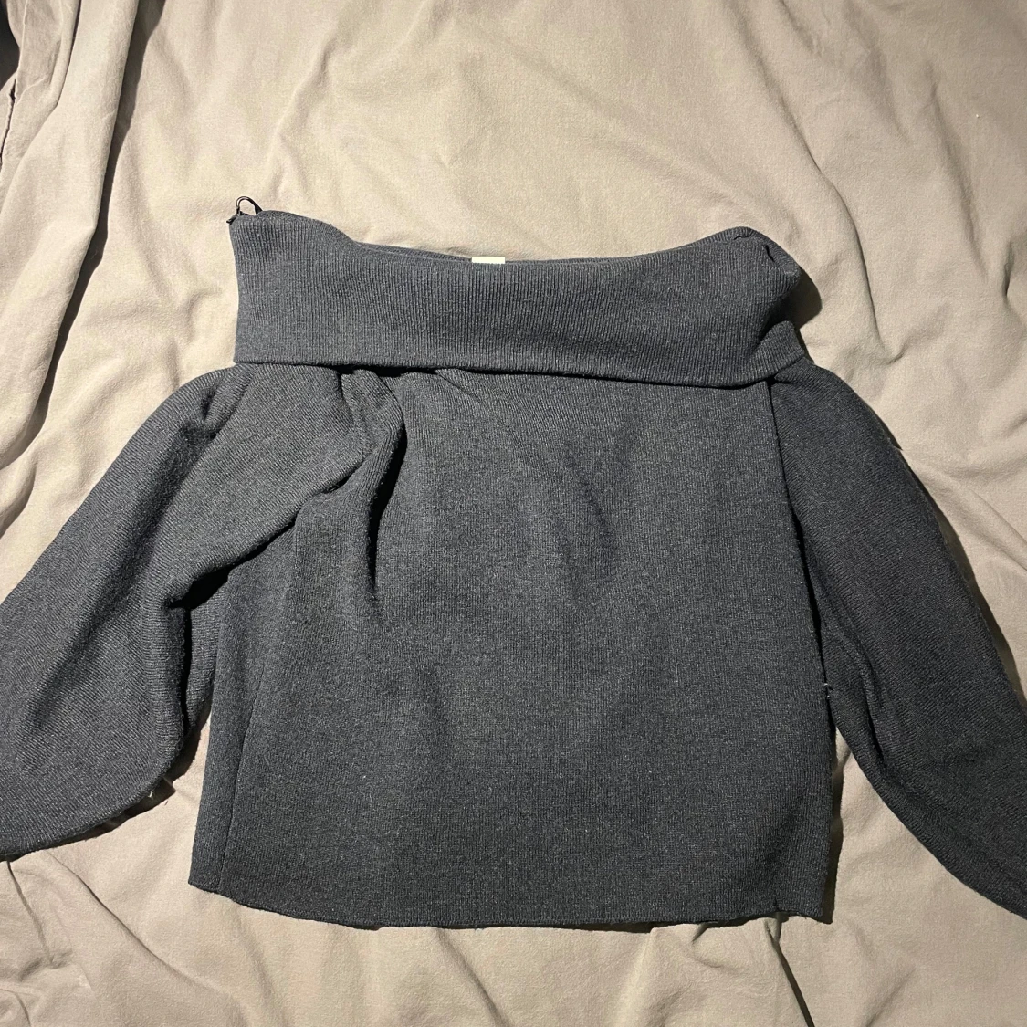 Mörkblå offshoulder tröja från H&M