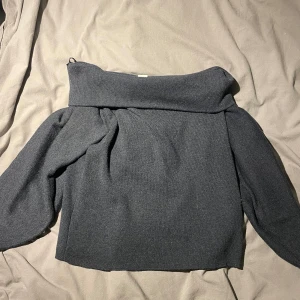 Mörkblå offshoulder tröja från H&M - Säljer en mörkblå offshoulder tröja från H&M. Tröjan har långa ärmar och en bred krage. Är i storlek xs💞