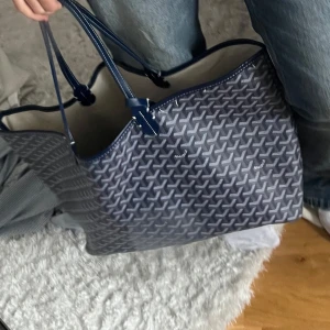 Mörkblå totebag  - Superfint mörkblå mönstrad väska, såå najs att ah i vår och sommar, till skolan, stan eller stranden 💕💕Fläckar kan förekomma på insidan men är i övrigt i väldigt fint skick 💕💕