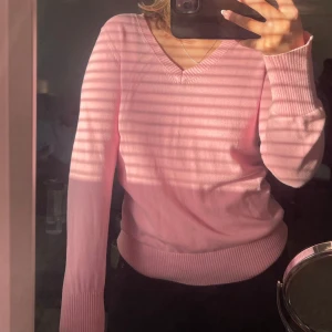 Rosa V-ringad tröja - Säljer en söt rosa tröja med V-ringning. I fint skick