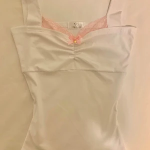 Coquette rosa blush topp🩰 - En coquette och super söt topp 💗 100% bomull med stretch ✨ Guldhjärtat är i rostfritt stål   - Mjuk vit bomull med stretch - Passar xss/xs/s - Babyrosa detaljer - Babyrosa rosett med ett sött guldhjärta - Vintage-inspirerad   #händsydd  #coquette #estetisk #trendy #tiktok #topp #lacetop #spets #sløyfetopp #sløyfe #dainty #angeliclove
