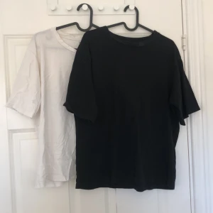 Svart och vit t-shirt från 157 - Två klassiska t-shirts från 157 i svart och vit. Tillverkade i 100% bomull för en bekväm känsla. Perfekta för en avslappnad stil med normal passform och korta ärmar. Tröjorna är i storlek M men passar också S om man inte vill ha de tajta. Men passar även L om man vill ha de lite mer nära mot kroppen🥰tröjorna har lite fläckar men det är inget permanent och går lätt bort i tvätten❤️om man bara vill köpa en tröja så hör av er!!!💕