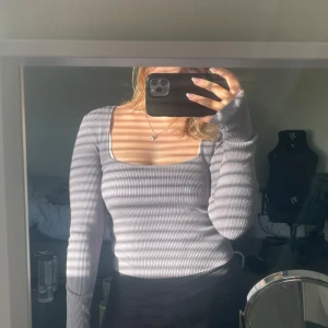 Grå ribbad tröja - Säljer en stilren grå ribbad tröja med lång ärm och fyrkantig halsringning. I bra skick