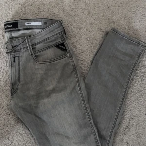 Grå jeansbyxor från Replay - Snygga grå jeansbyxor från Replay, modell Anbass. De har en slim fit passform. Waist 31 Lenght 32