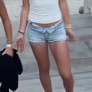 Blå jeansshorts med slitningar - Snygga blå jeansshorts från berska med snygga slitningar. De har en klassisk femficksdesign och knappgylf. Har ingen annan bild med de på förutom första bilden. Den enda skillnaden på de på första bilden och de jag säljer är att de jag säljer har lite mer slitningar på sig och är mer mid waist än high waist som de paret på första bilden. Mycket bra skick, säljer då de är för små