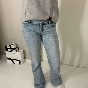 Ljusblå bootcut jeans  - De är från hm och jag är 154 men de passar även min vän som är 173. Innerbenslängd är 79cm och midjemått rakt över är 36/37cm ❤️