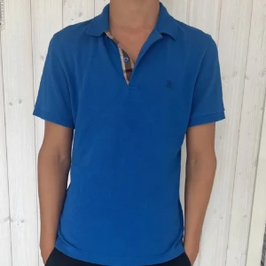 Burberry pike - Säljer nu en snygg burberry piké, strlk M, hör av dig vid funderingar.