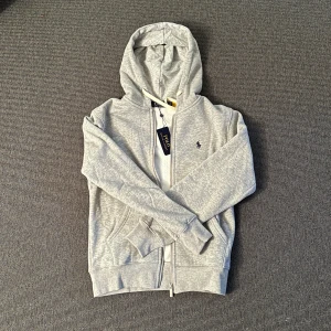 Ralph lauren zip up (Oanvänd!) - Köpt för länge sen men aldrig blivit använd då den var för liten, storleken är M men sitter som en S. Nypris 2300kr