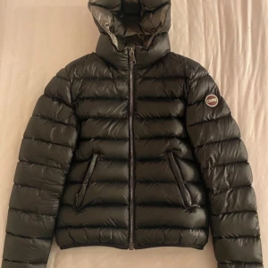 colmar jacka - Säljer min fina colmar jacka då den är för liten för mig, i nyskick. Passar som en xxs-xs!!! skriv gärna privat för mer bilder eller mått💗