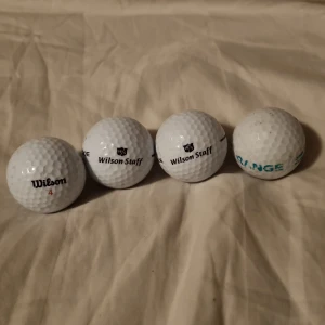 Golfbollar från Wilson - Säljer ett set med golfbollar från Wilson, inklusive Wilson Staff-modeller. Perfekta för både träning och tävling. Bollarna har en klassisk vit färg och är designade för att ge bra kontroll och känsla på banan.