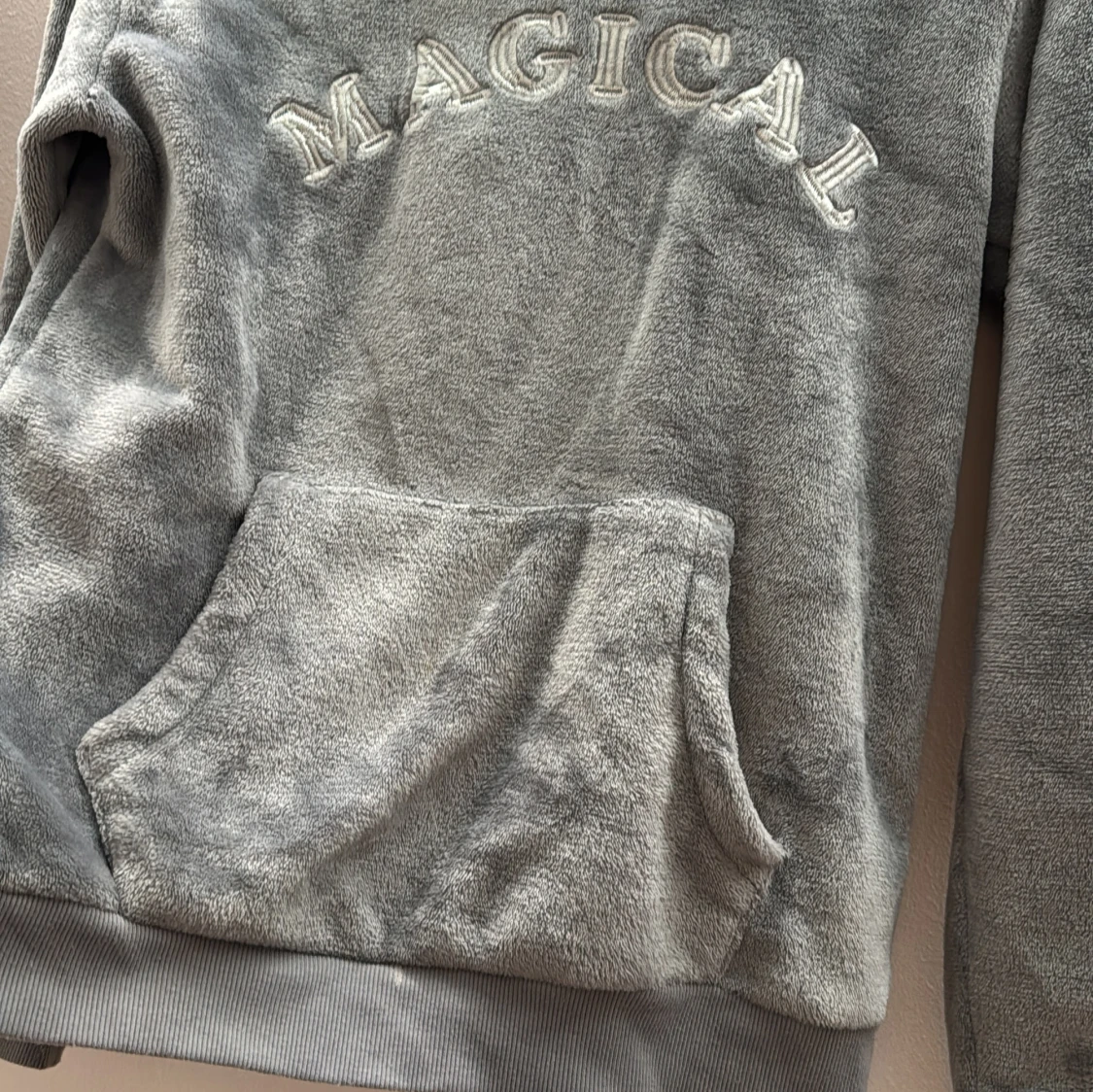 Grå hoodie med texten 'MAGICAL' - 1