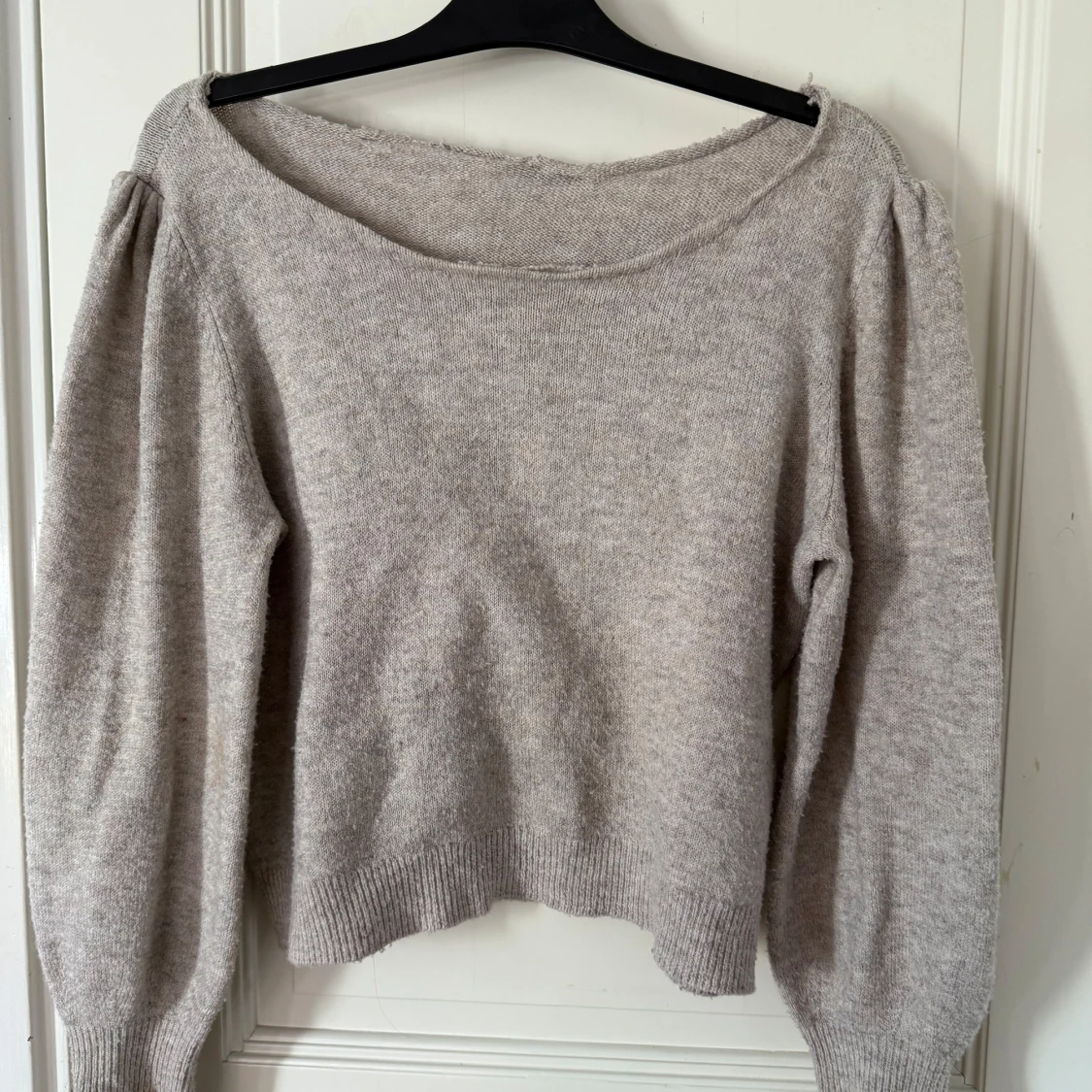 Beige offshoulder tröja - 2