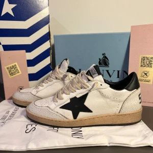Golden Goose Ballstar - Hej!😇 Jag säljer ett par GG Ballstar i storlek 42 och skick 10/10. De tillkommer dustbag och Golden Goose Passport. Skorna är använda några få gånger bara och passar perfekt till sommaren😇                 OBS: De är kopior i riktigt bra kvalité därav priset😇