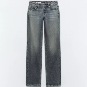  jeans med rak passform - På första bilden så ser dem gråa ut men på andra syns det tydligare att dem är blå. Dem är väldigt gott skicka.