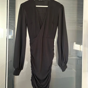 Svart klänning från Nelly  - Klänningen har en åtsittande passform med rynkade detaljer 💘Klänningen är stretchig 