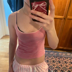 Rosa och vit randig linnetopp från subdued - Säljer en söt rosa och vit randig linnetopp med smala axelband från ”subdued”. Toppen är croppad och har en enkel design som passar perfekt för varma dagar. Priset kan diskuteras såklart💕