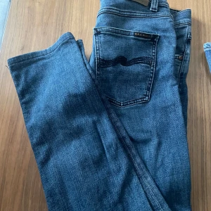Nudie jeans - Säljer dessa as sköna Nudie jeans för ett bra pris, jeansen är i slim fit och passar perfekt nu till våren/sommaren