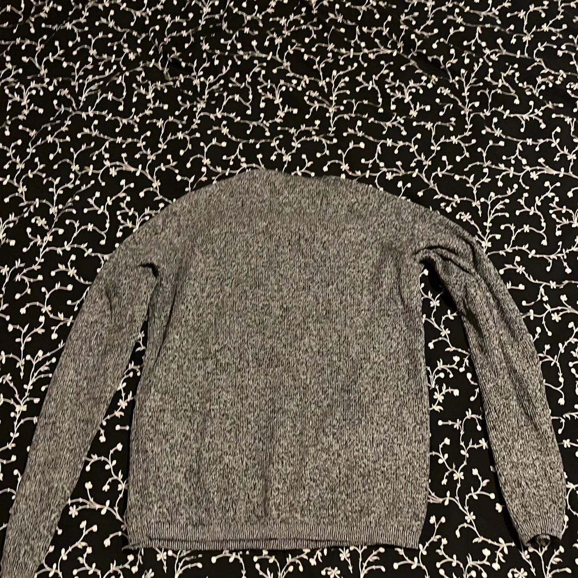 Grå stickad tröja - 2