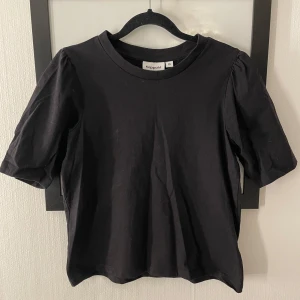 T-shirt med puff armar - Säljer en svart T-shirt med puff armar. Anfvänds inte mer men jättegullig. Pris kan diskuteras 