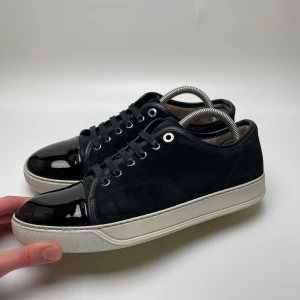 Lanvin skor  - Hej! Säljer nu dessa sjukt snygga Lanvin skor. Skorna är i toppskick! Vi rekommenderar att gå ner en storlek. Har ett begränsat antal boxar och dustbag! Hör gärna av dig vid frågor 