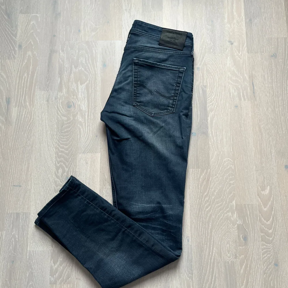 Feta mörkblå jeans från Jack & Jones. Riktig snygg färg och k mycket bra skick!!!. Farkut & Housut.