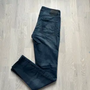 Feta mörkblå jeans från Jack & Jones. Riktig snygg färg och k mycket bra skick!!!