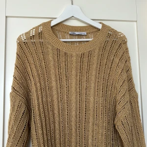 Finstickad tröja från Zara - Finstickad tröja från Zara. Färg: guld. 