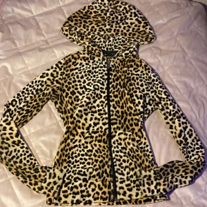 Leopardmönstrad hoodie - 💕Säljer min leopardmönstrade hoodie från Gina Tricot i storlek XXS. Har haft den i några år men ser inte nått tecken på att den har fått några skador. 