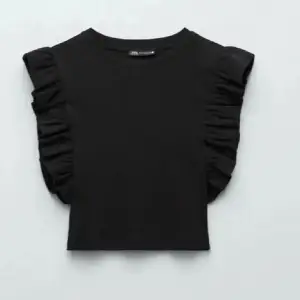 Svart topp från Zara med volangdetaljer💗supersöt, storlek S lite kroppad