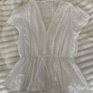 Blus - Jättefin vit blus från Missäy som är använd en gång! Den är i storlek M/L men passa mig med storlek S. Jättefint skick!🩷