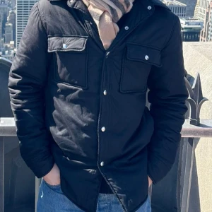 Jacka - Sandro Paris - Schysst svart jacka från det prestigefyllda märket ”Sandro Paris”. | Storlek S men passar M | Köpt på NK för ca. 2 år sedan. | Skick 8/10, inga defekter. | Nypris ca≈ 4000+kr, modellen säljs dock ej längre | Frågor och funderingar tas gärna emot! 