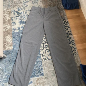 Kostymbyxor  - Super snygga gråa kostymbyxor från Pull&Bear 💘