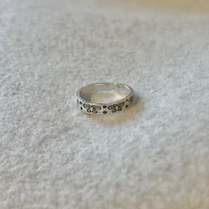 Silver ring - US storlek 5/5.5, diameter cirka 15.5–16 mm, omkrets cirka 48.7–50.2 mm.  Blanda och matcha dina favoriter! Köp flera artiklar tillsammans för rabatt och spara på frakten.  #silver #ring #vintage #smycken #klassisk
