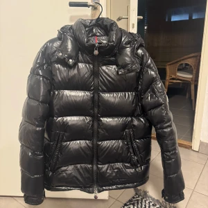  Moncler maya - storlek 4, kvitto och väska finns till den köpt för 18000 på nk. 9/10 skick den är som ny.