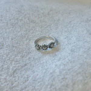 Silver ring  - US storlek 5/5.5, diameter cirka 15.5–16 mm, omkrets cirka 48.7–50.2 mm.  Blanda och matcha dina favoriter! Köp flera artiklar tillsammans för rabatt och spara på frakten.  #silver #ring #vintage #smycken #klassisk