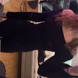 Svart offshoulder topp  - Säljer en svart offshoulder topp från Gina Tricot. Perfekt för en trendig look med långa ärmar och mjukt material. 