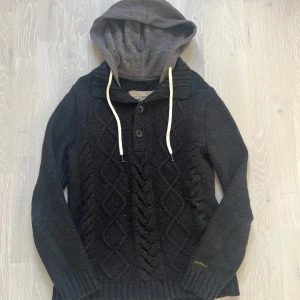 Unik cardigan  - Säljer en riktigt fett stickad cardigan med unika mönster och riktigt stilren. I mycket bra skick!!!