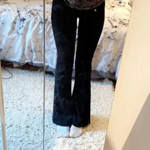 Lågmidjade kostymbyxor - Jätte snygga lågmidjade kostymbyxor från Gina i storlek xxs, nytt skick. Köpte från Vinted men aldrig använt. Hör av dig vid intresse. Nypris 500 ❤️