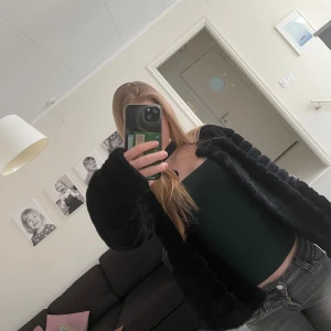 Svart pälsjacka - Sälger min snygga pälsjacka som jag köpte i höstas men inte andvändet längre. I storlek S från Only